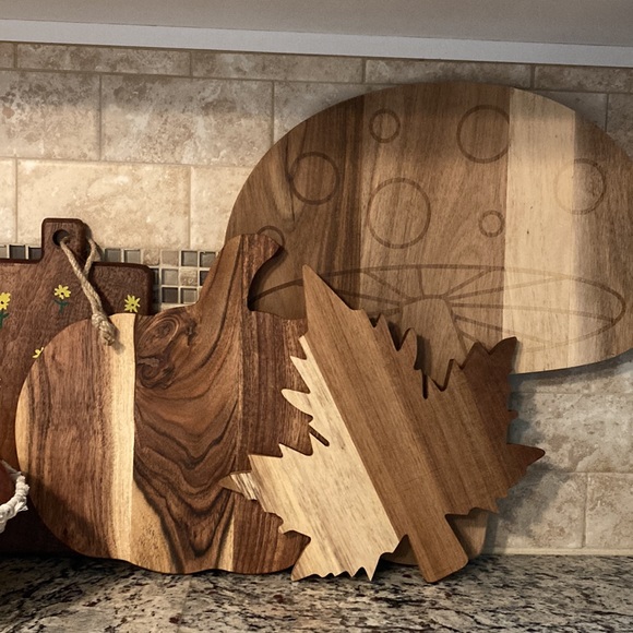 Maple Leaf Cutting Board - Picture 1 of 5